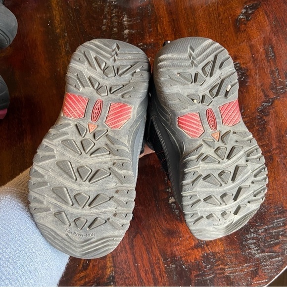 Keen Kids Sneakers - Black and Red - Picture 8 of 9